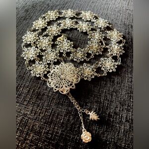 Adjustable Silver plated flowers belt.